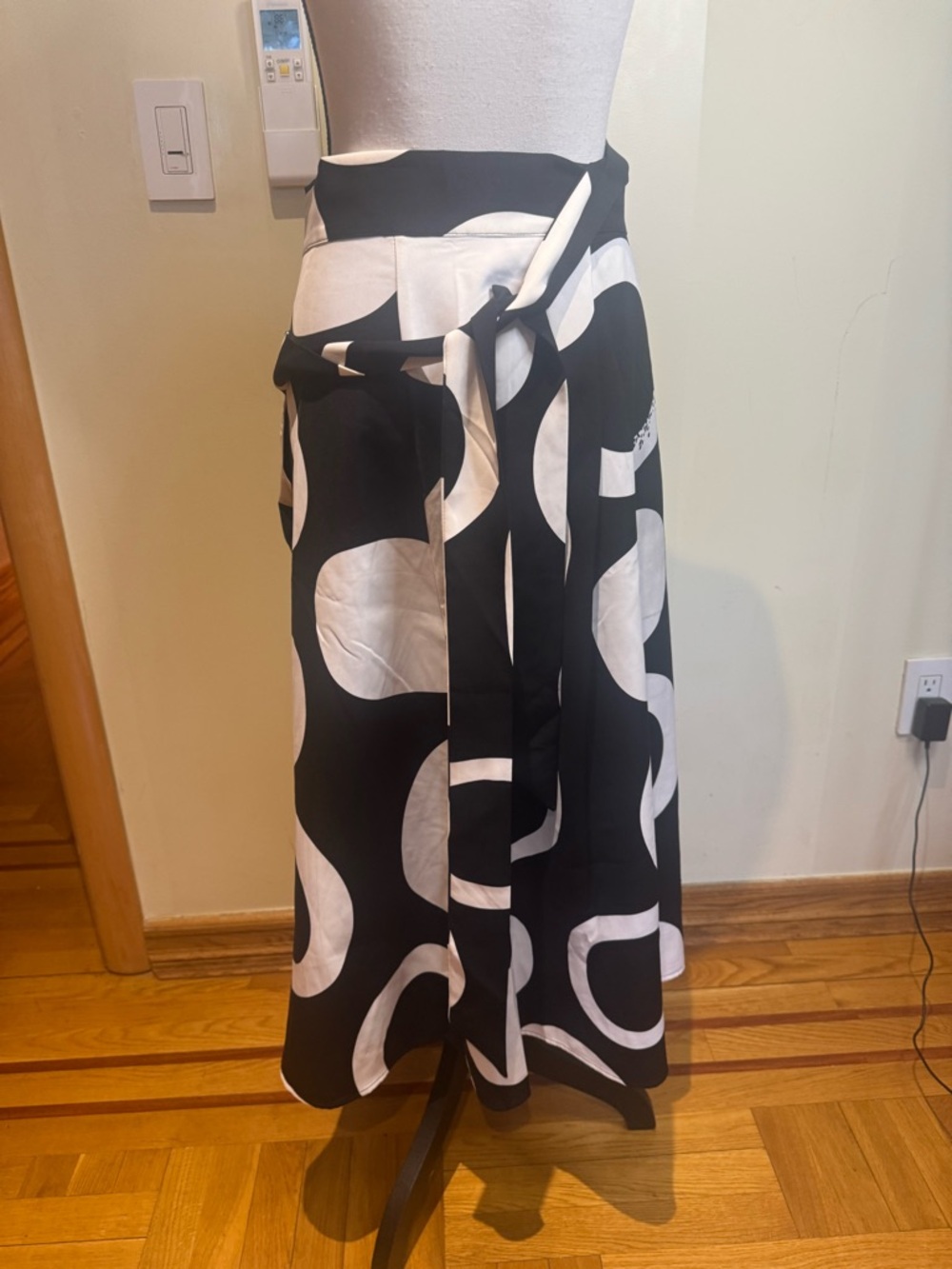 Garcia Monochrome Abstract Wrap Skirt with Tie Waist Sz L